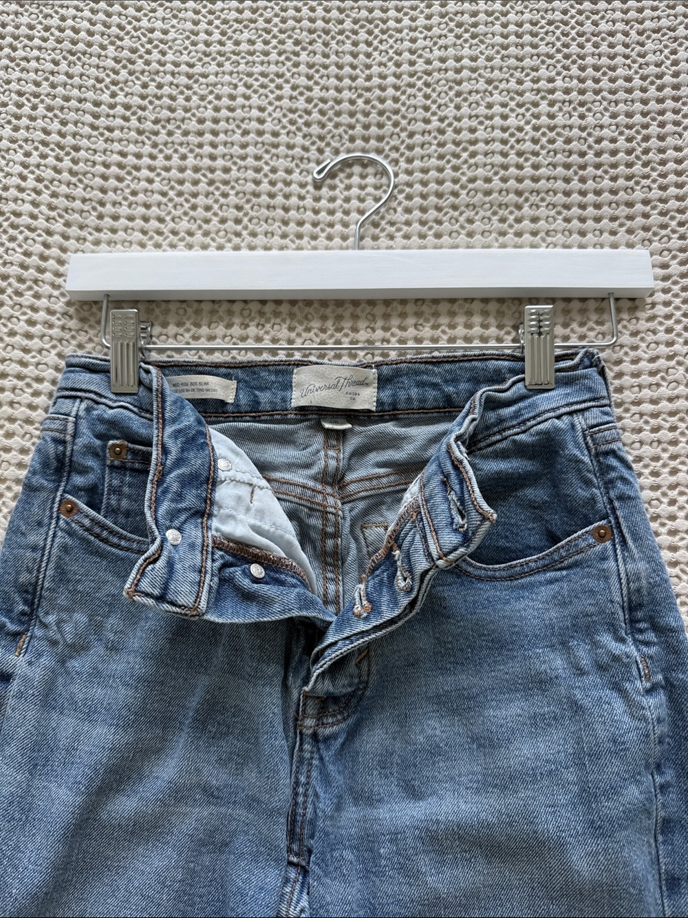 Universal Threads Jeans - Picture 3 of 4